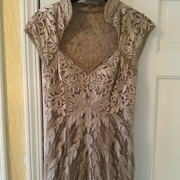 Gold high-neck elegant gown - Picture 5 of 6